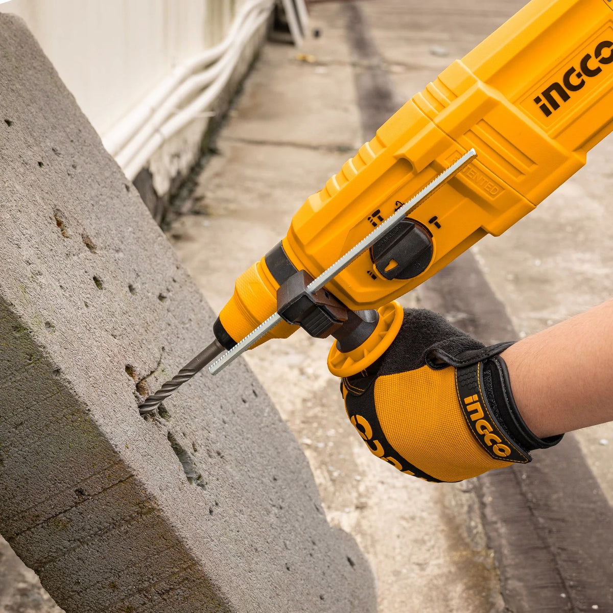 INGCO 800W 26mm Rotary Hammer